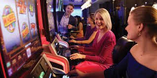 arenadewa Hood vs Wolf live dealer table with multiple camera angles